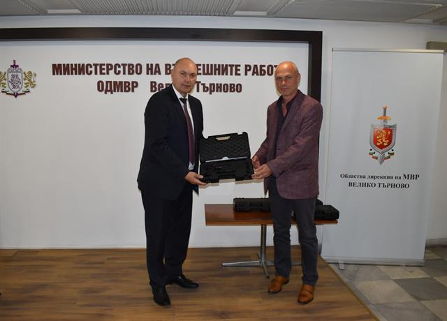С нови пистолети великотърновски полицаи борят престъпността