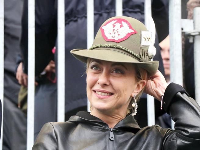 Италианската премиерка надяна генералска шапка