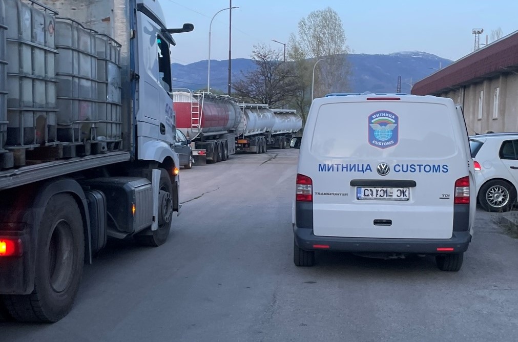 Задържаха 87 600 л спирт и енергийни продукти при акция в района на Кулата, Благоевград и Перник (СНИМКИ)