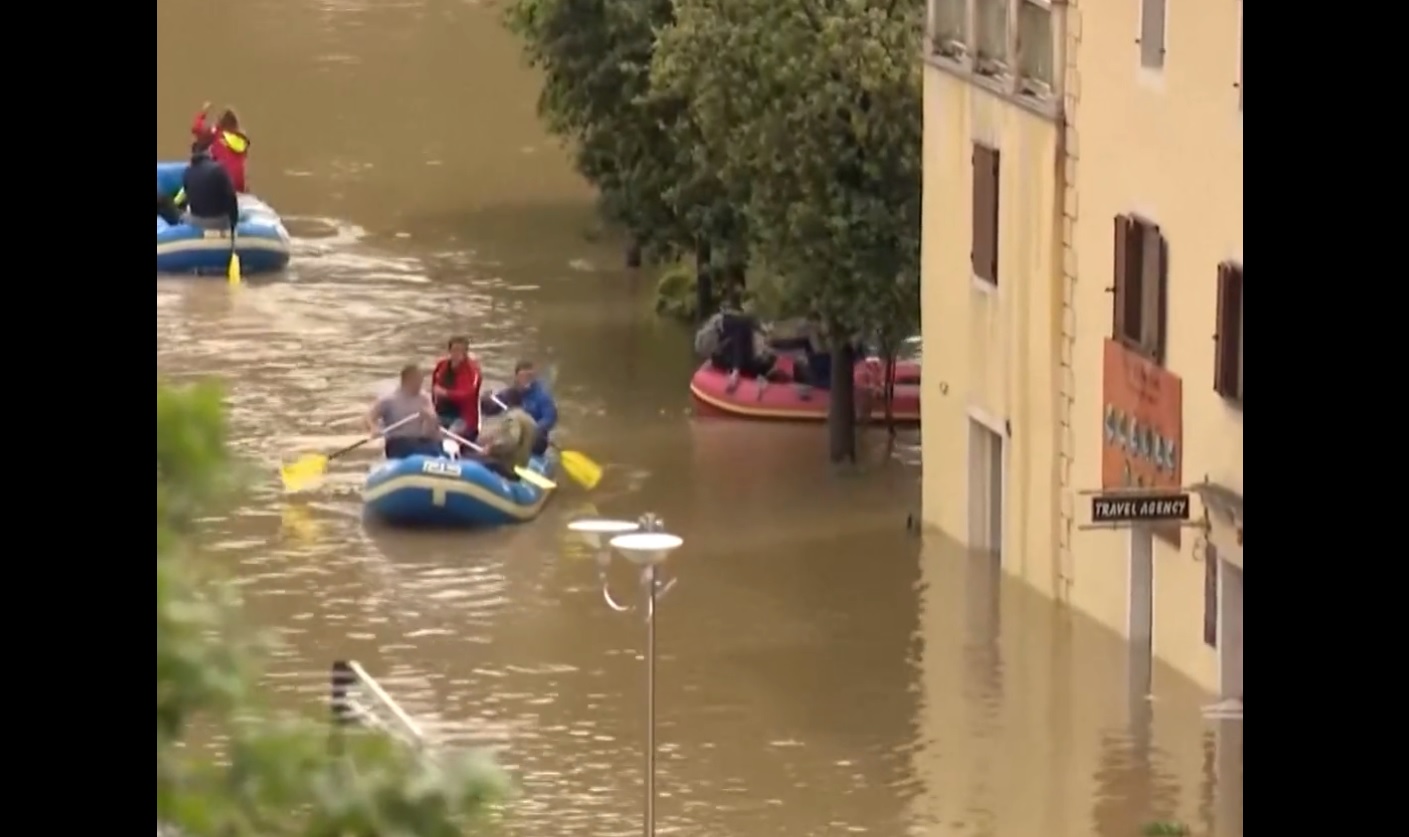 Проливни дъждове заляха град Обровац в Хърватия (ВИДЕО)