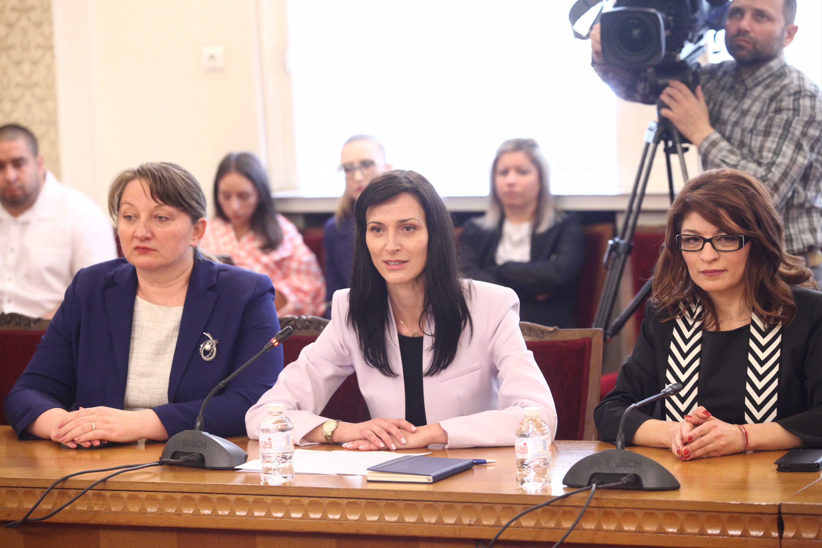 Мария Габриел продължава с усилията си да състави правителство с първия мандат