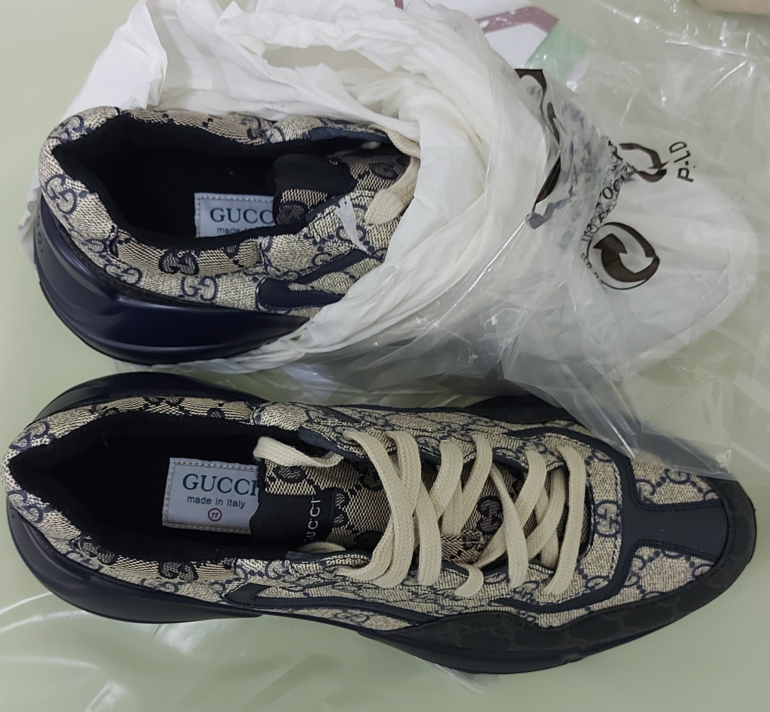 Задържаха над 13 500 дрехи и маратонки менте в района на ГКПП Ферибот Оряхово