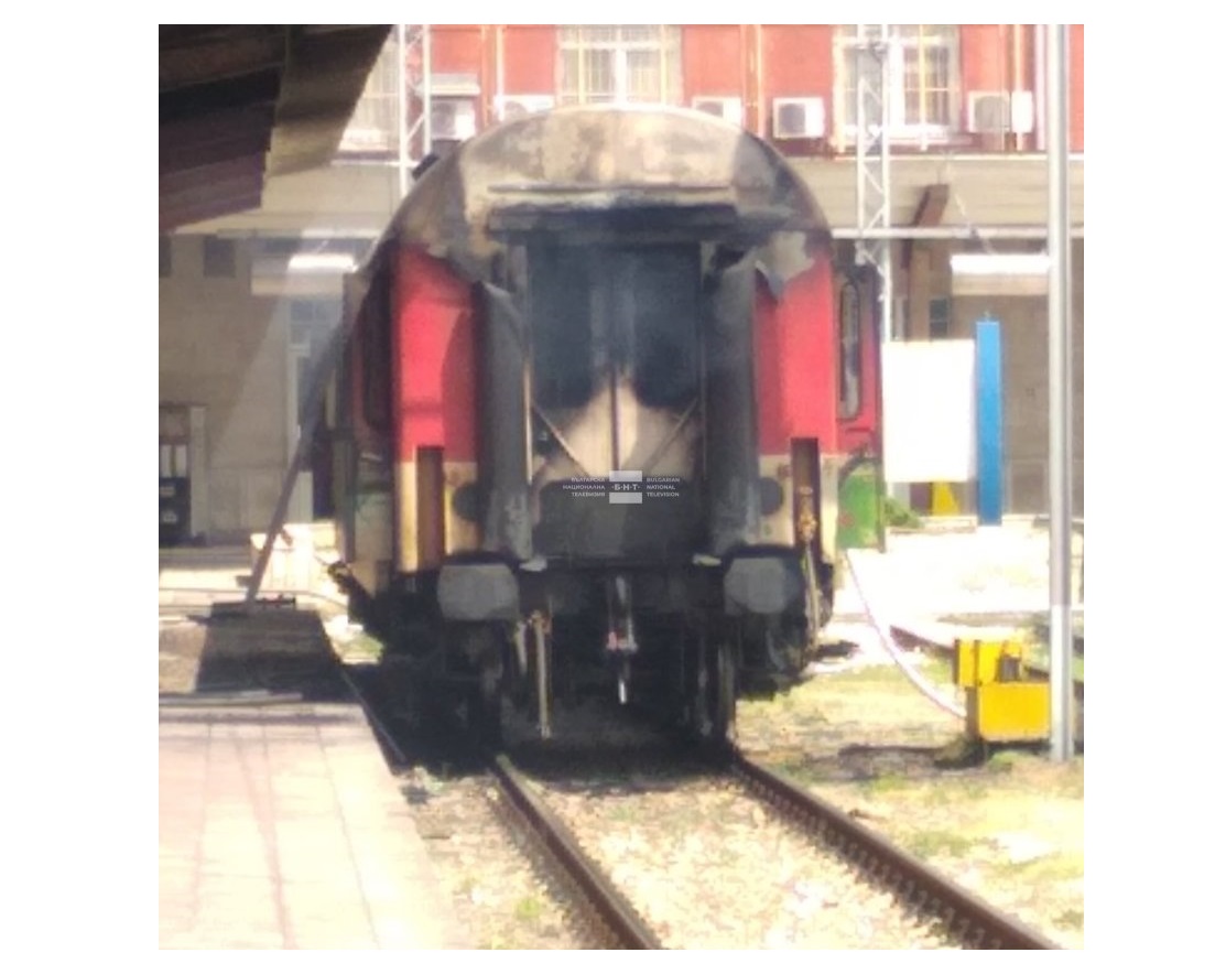 Пътнически вагон се запали на гарата във Варна