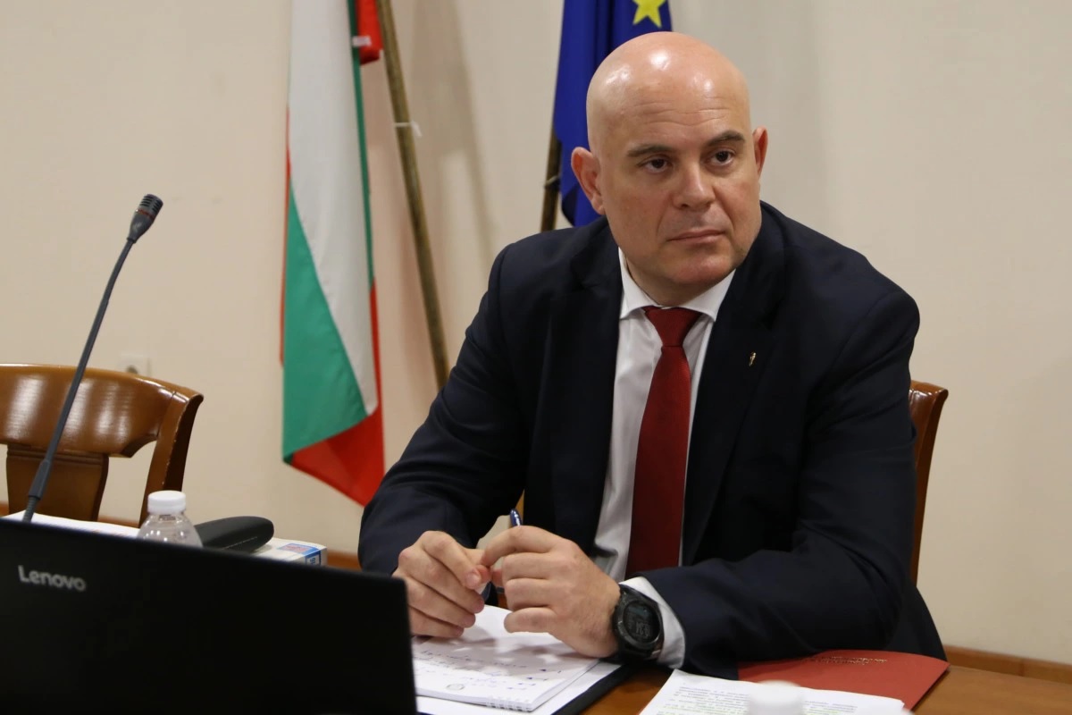 Гешев на разпит, чакат го отвън за изявление