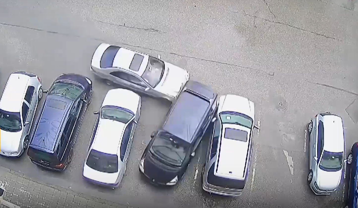 Млад шофьор помете паркирани автомобили в Ямбол
