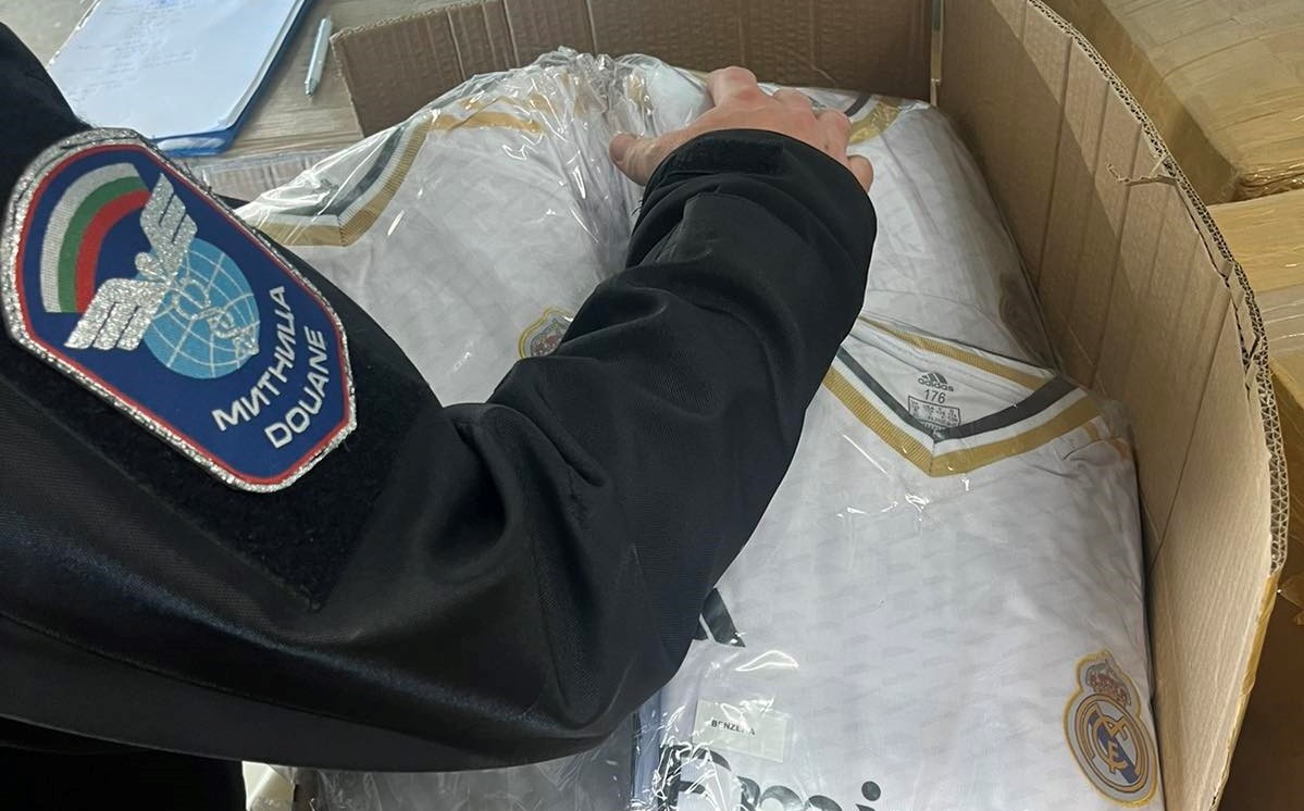 Задържаха над 75 000 стоки менте на "Капитан Андреево" (СНИМКИ)