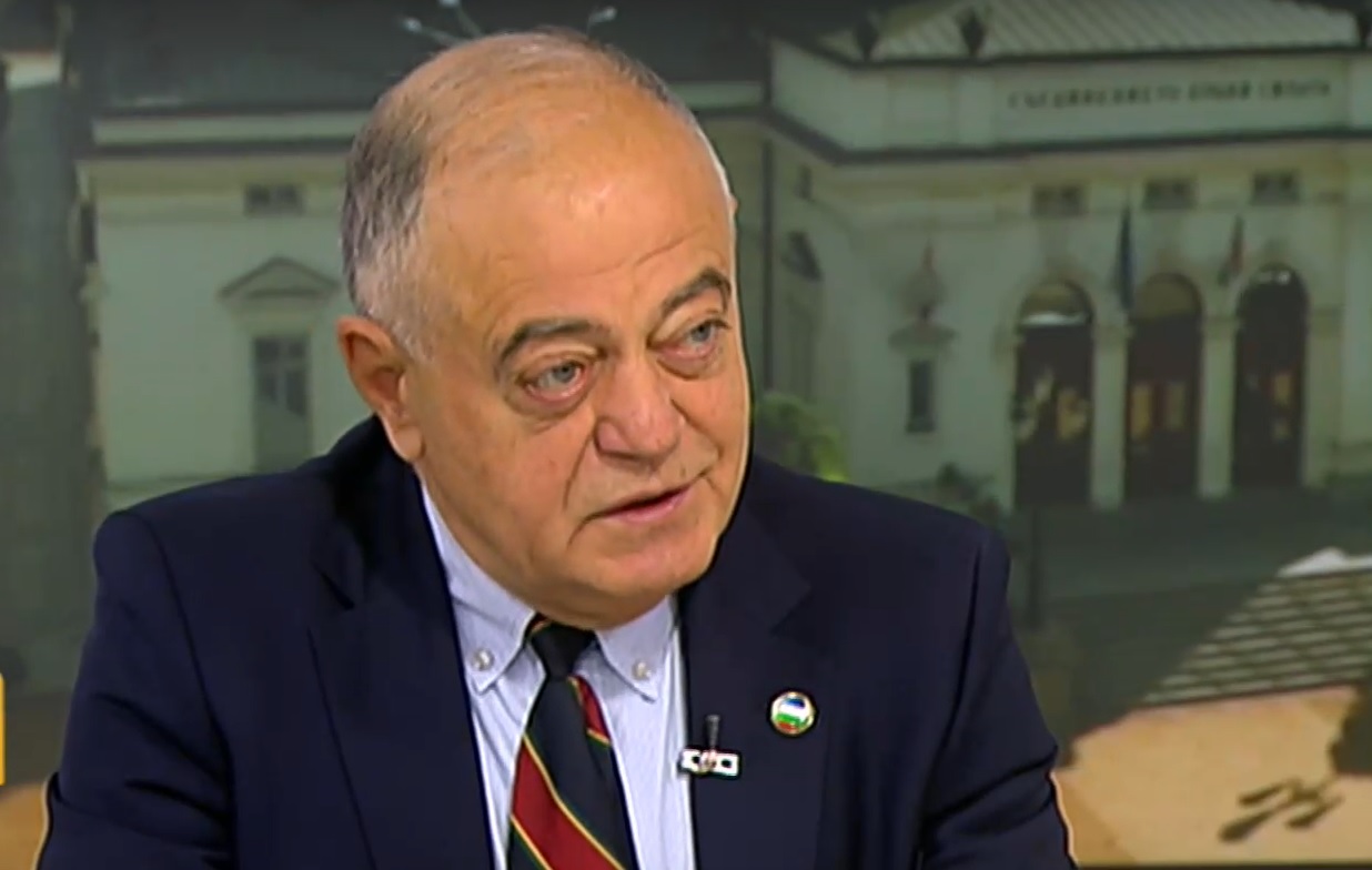 След катастрофата: Атанас Атанасов e с наранявания на рамото и гърдите