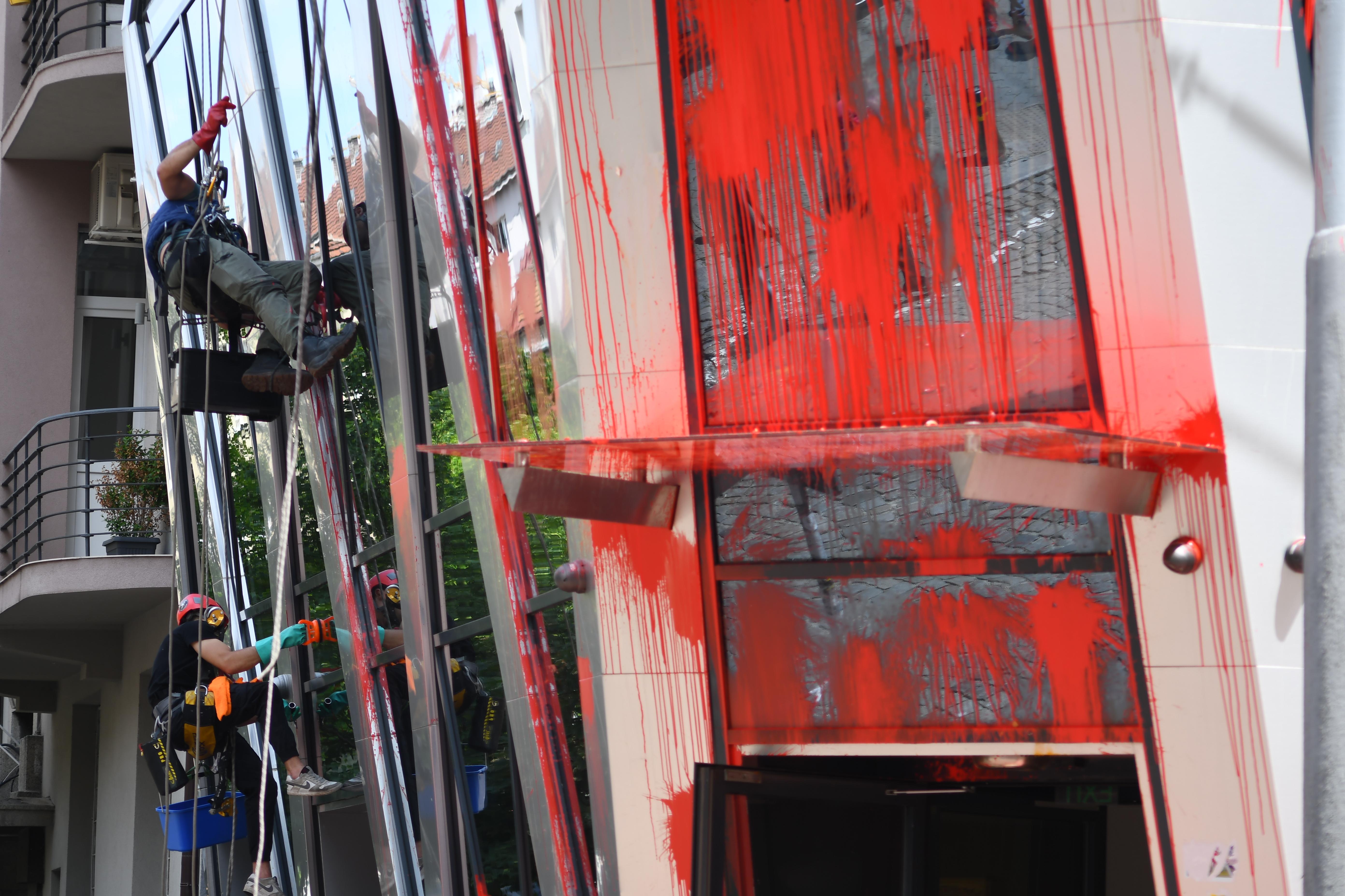 Прокуратурата ръководи досъдебно производство за хулигански прояви спрямо сградата на Дома на Европа в София