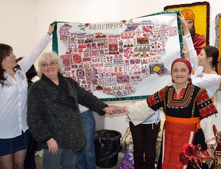 Ирен Ямами извеза знаме на България със 144 шевици