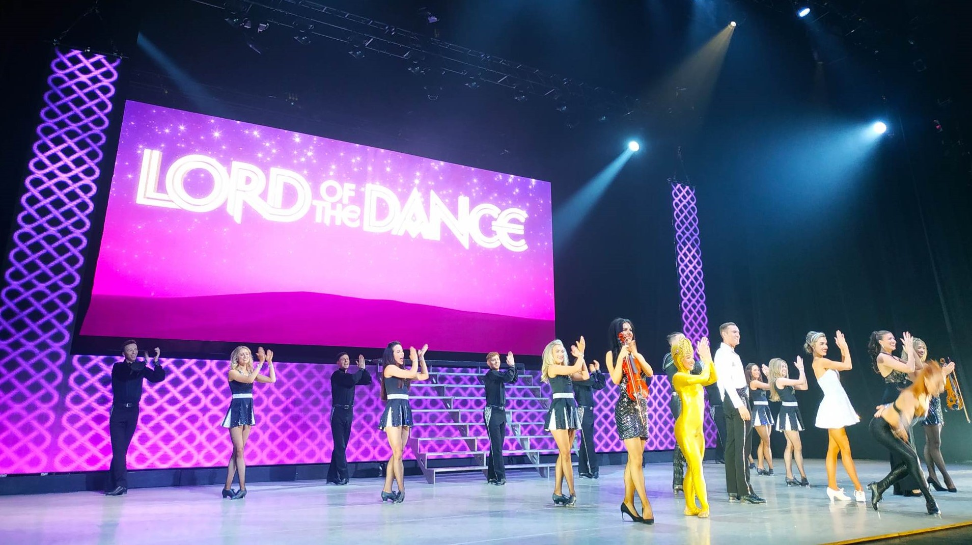 “Lord Of The Dance” с безкомпромисно танцово шоу в София: Разказаха притча за “доброто“ и „злото“ (СНИМКИ)