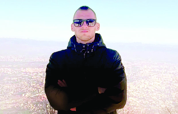 Млад мъж и тийнейджър загинаха след зверски удар в дърво