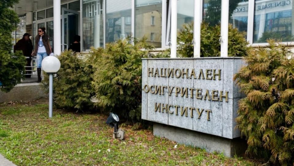 2200 служители на НОИ излизат на предупредителна стачка