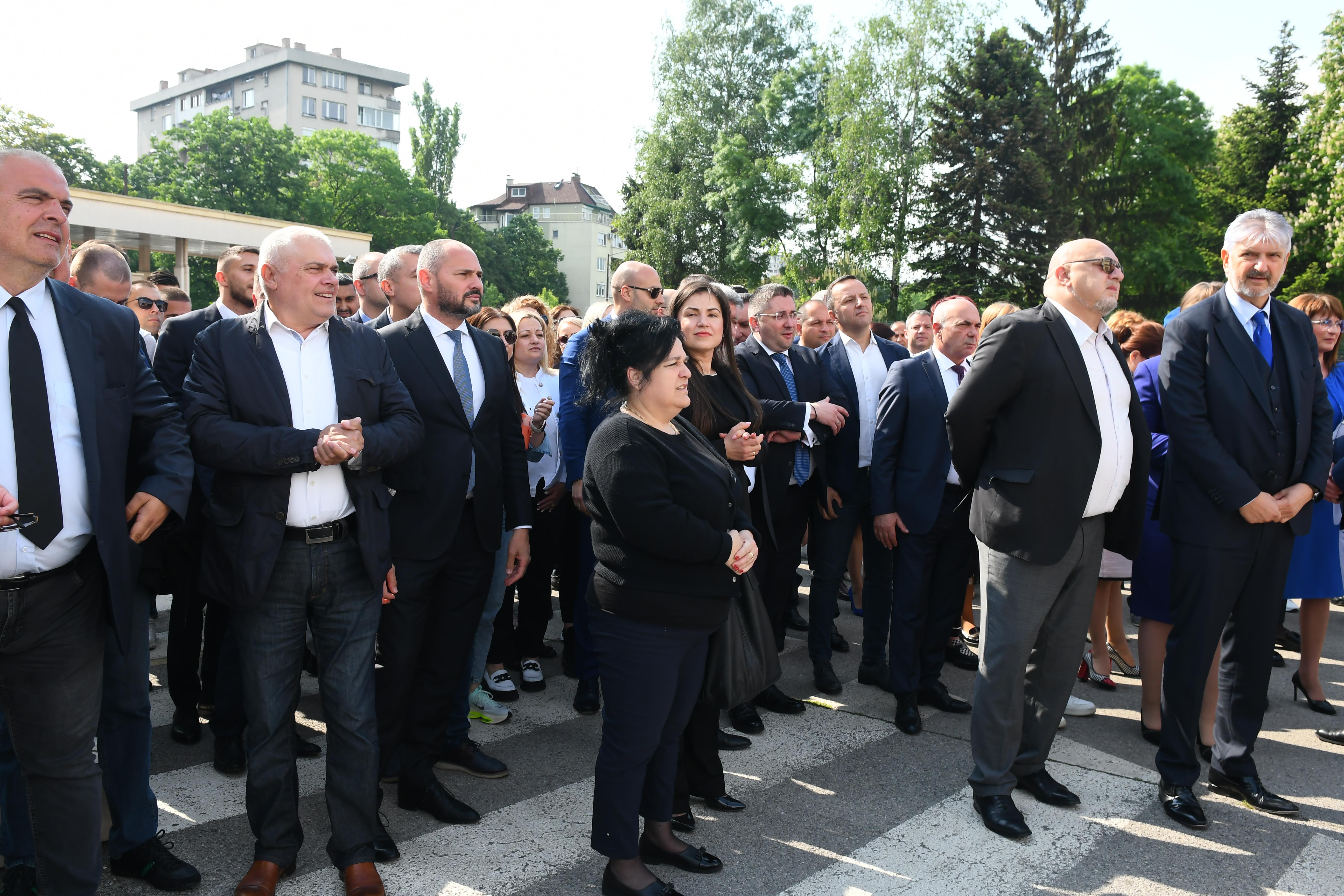 Борисов влезе на разпит в СГП, членове и симпатизанти на ГЕРБ се събраха да го подкрепят (НА ЖИВО)