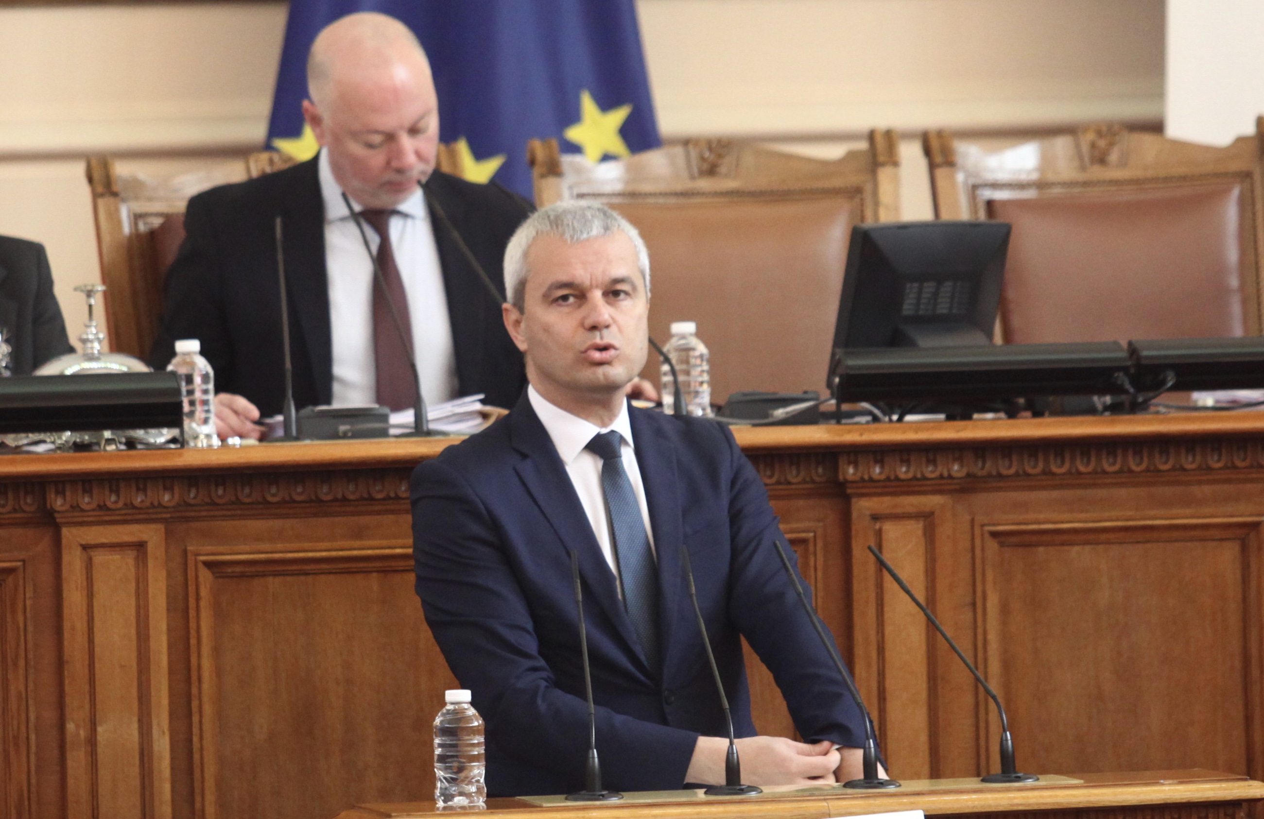 Костадинов обвини ръководството на ПП-ДБ в държавна измяна, Желязков му наложи наказание