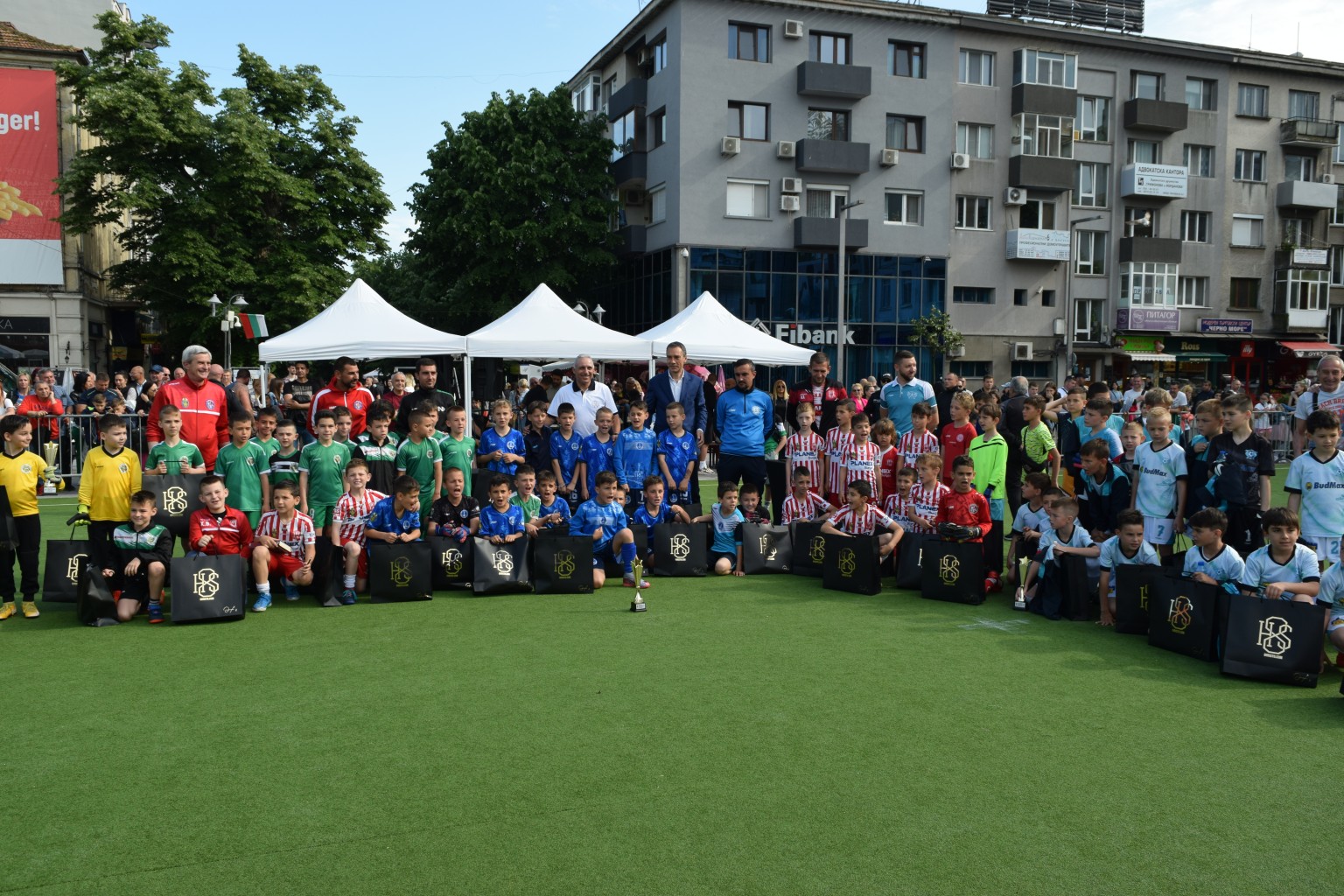 Христо Стоичков и кметът на Бургас наградиха участниците в детски футболен турнир