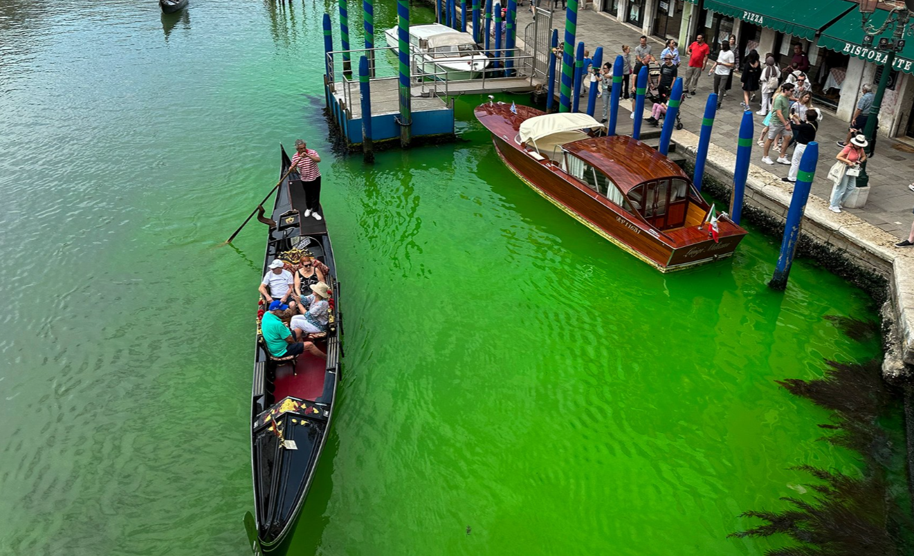 Водата в Канале Гранде във Венеция позеленя
