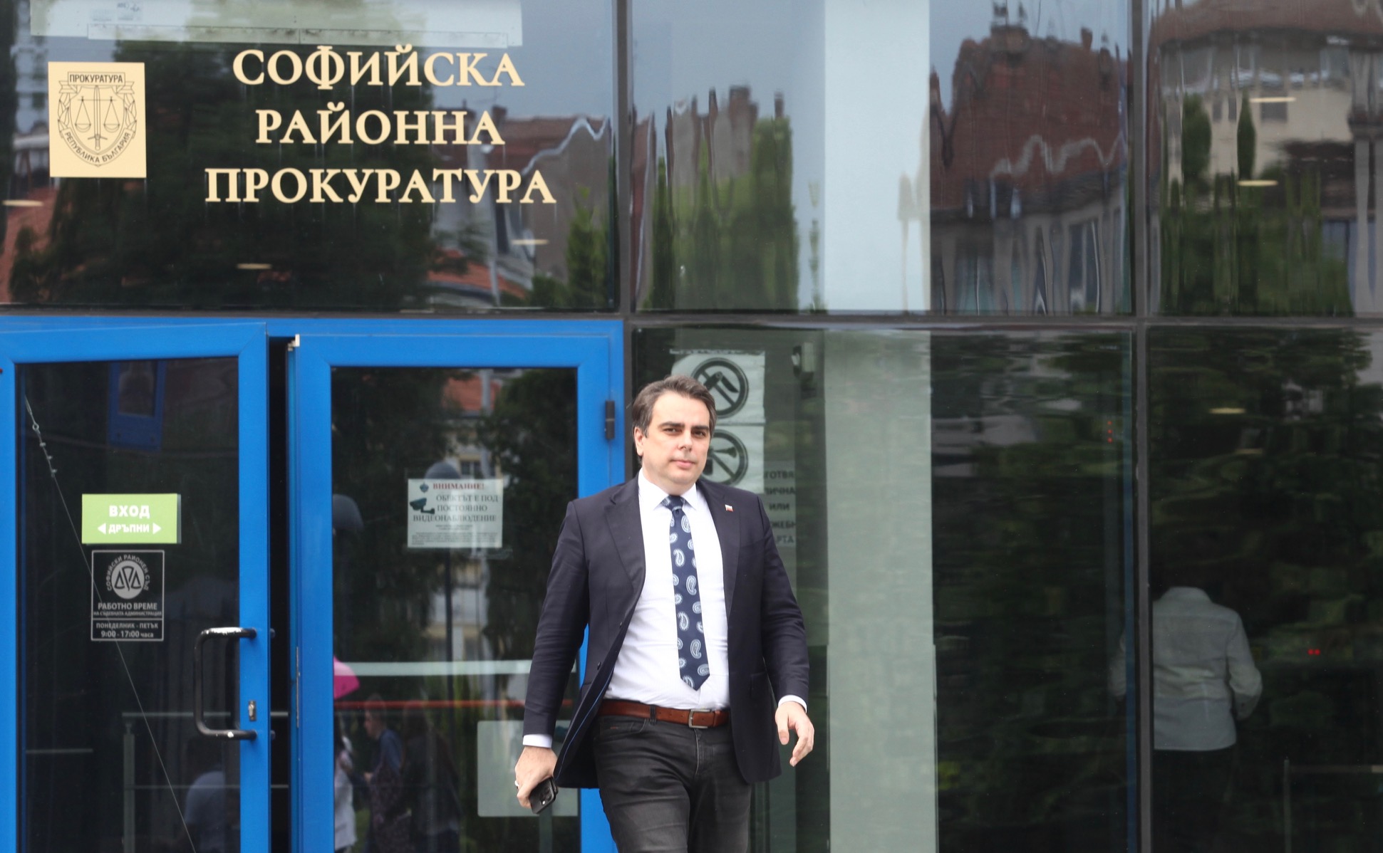 Половин час продължи разпитът на Асен Василев (ВИДЕО)