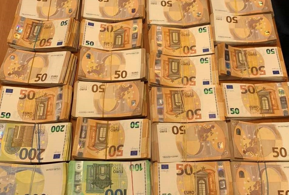 Откриха недекларирана валута за 312 932 лв. на Митница Русе