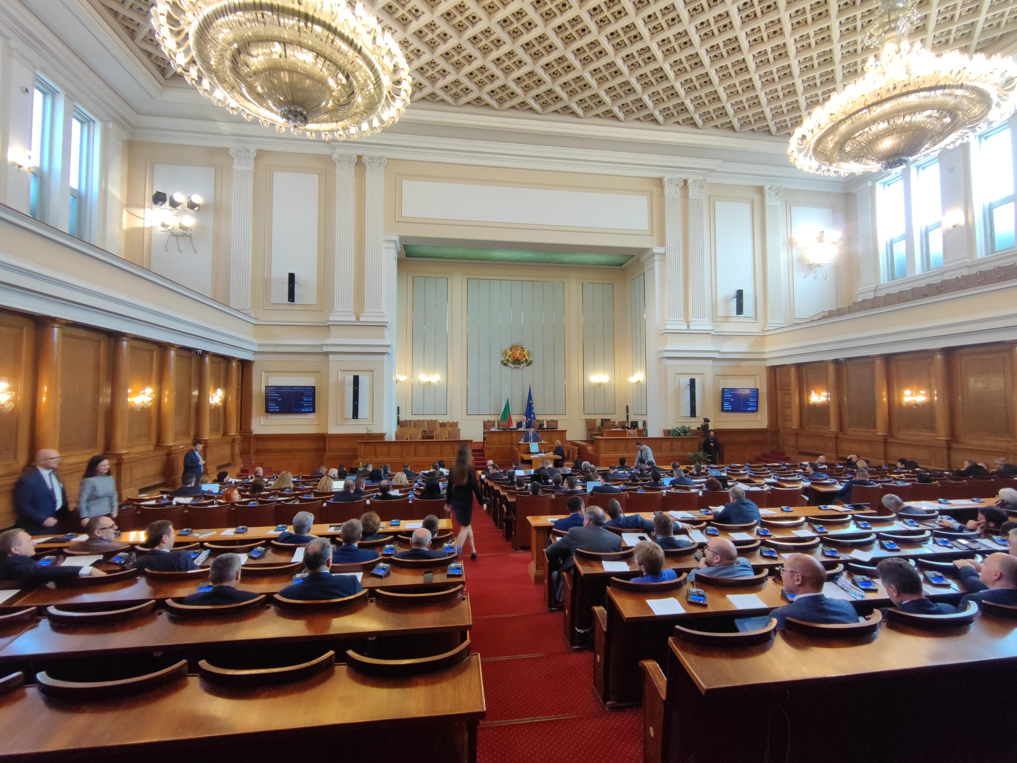 Скандал между ПП-ДБ и „Възраждане” прекъсна заседанието на парламента