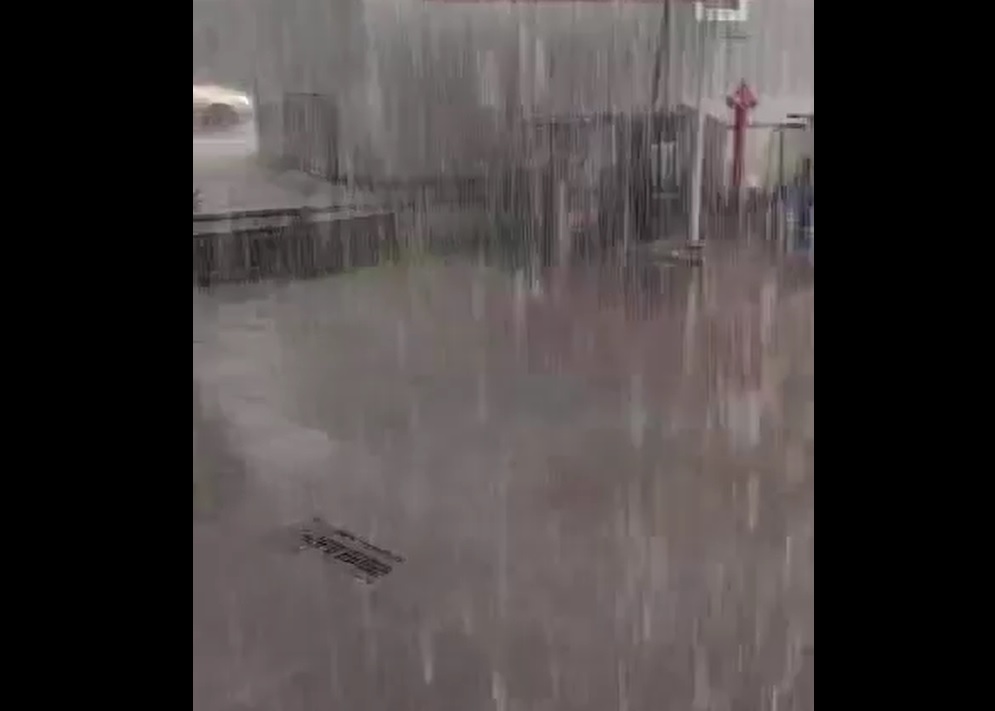 Пороен дъжд се изсипа над София (СНИМКИ И ВИДЕО)