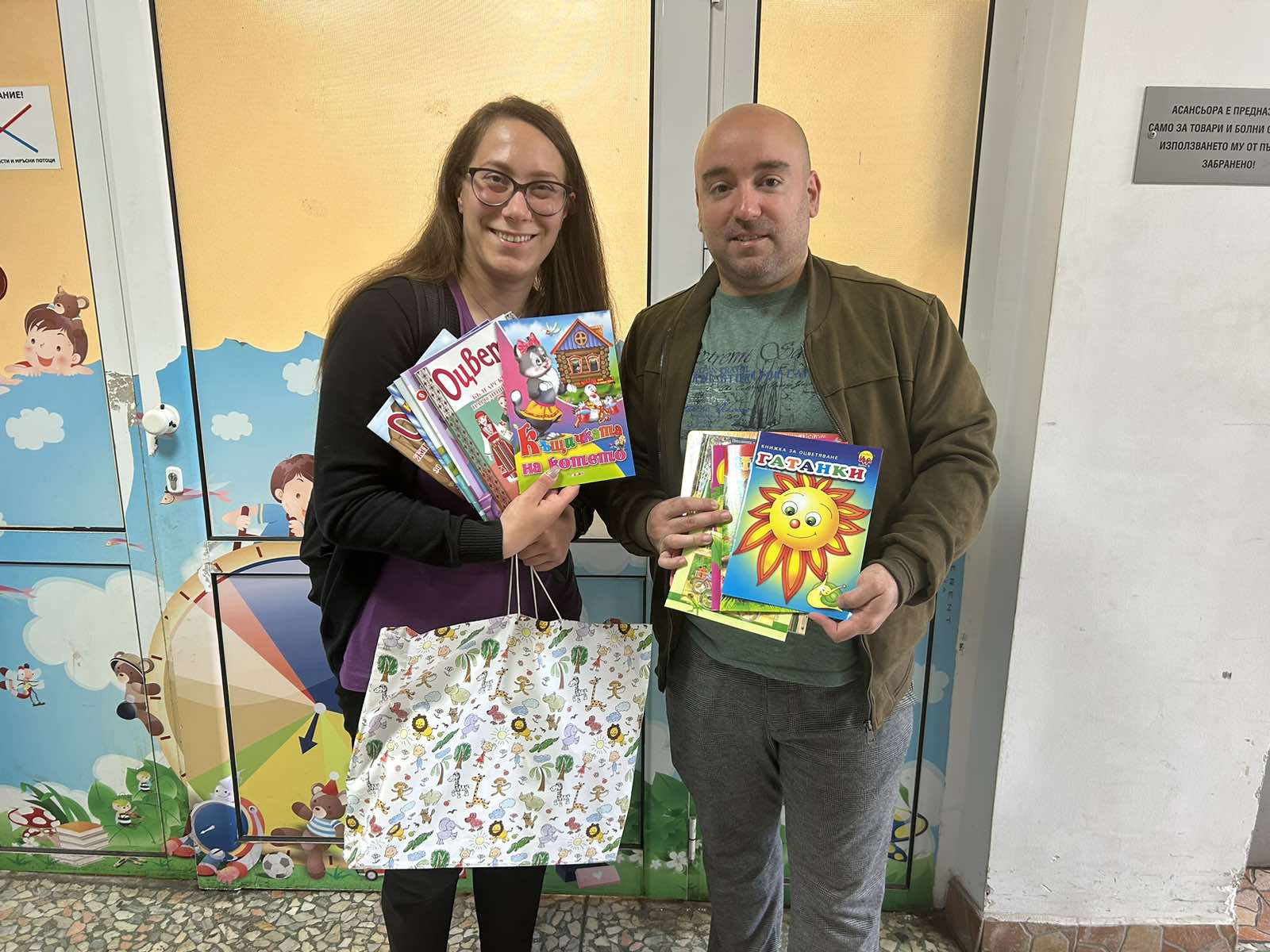 Млади социалисти зарадваха с книжки болните в Детското отделение във Велико Търново