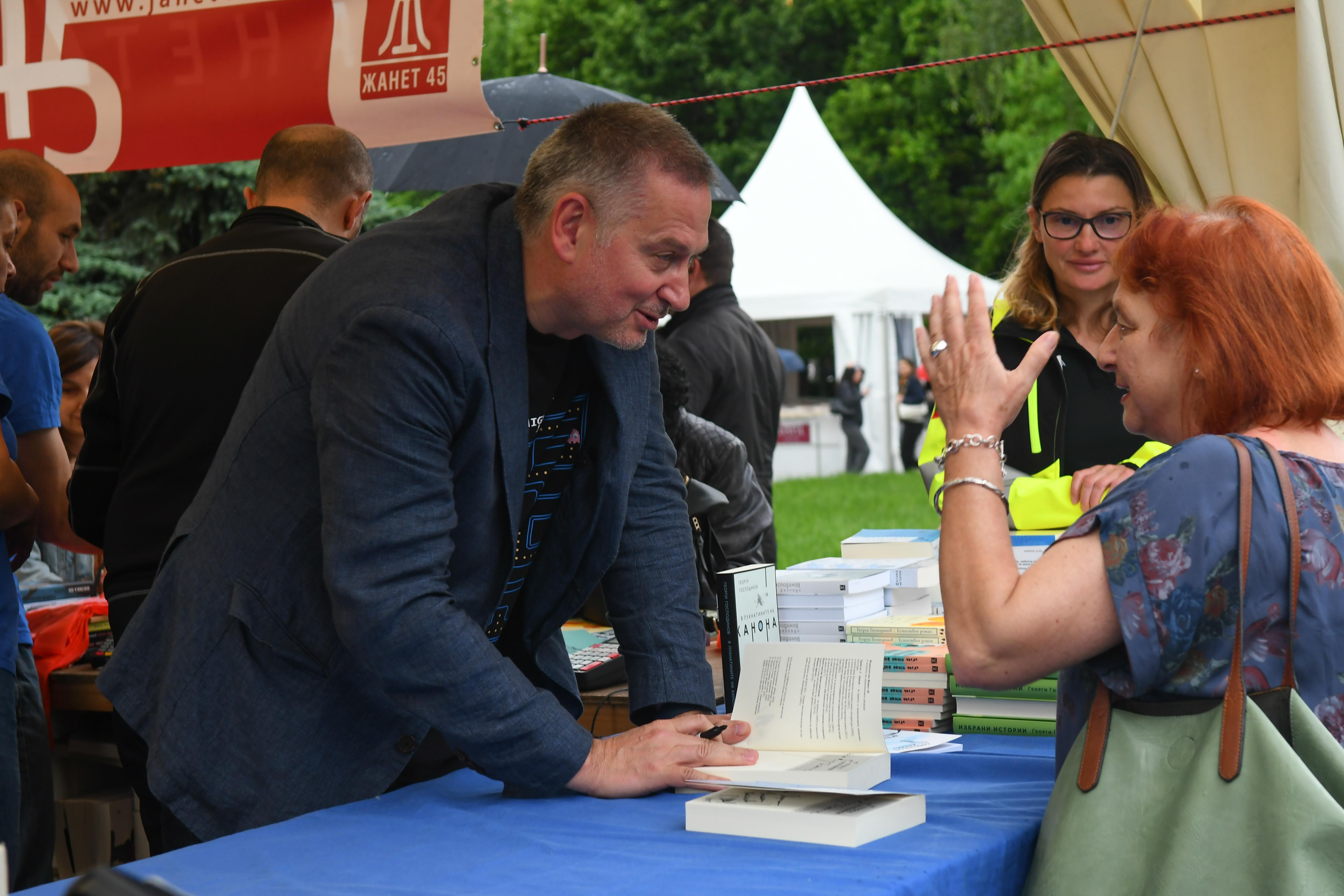 След наградата "Букър": Опашка се изви за автограф от Георги Господинов (СНИМКИ)
