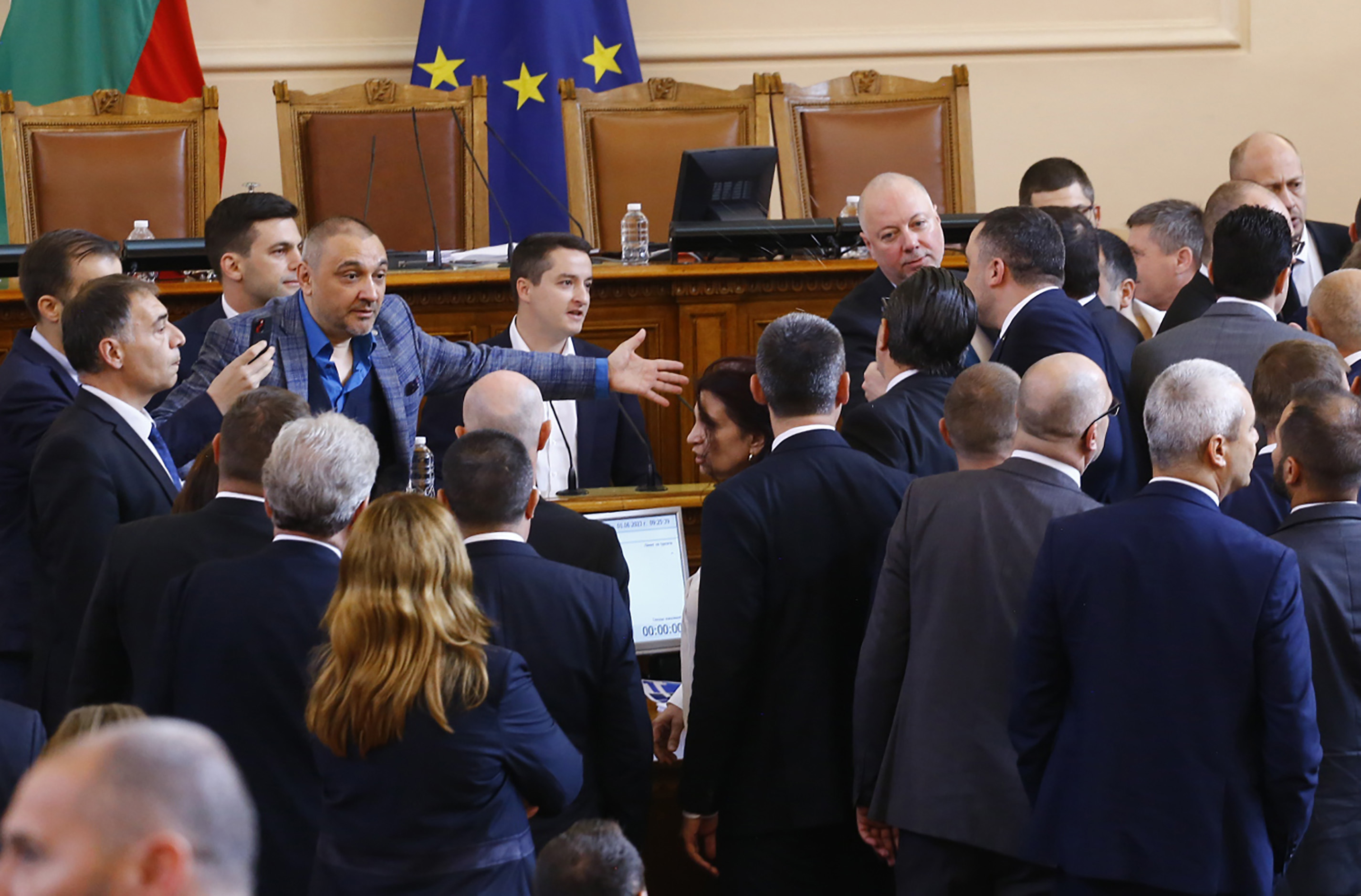 Плюнки и ритници хвърчат в парламента (обзор)