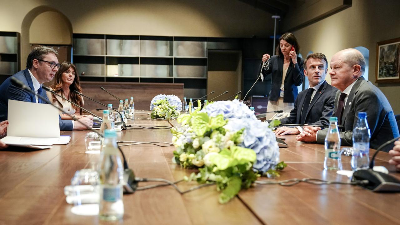 Макрон и Шолц убедиха президентите на Косово и на Сърбия да разговарят