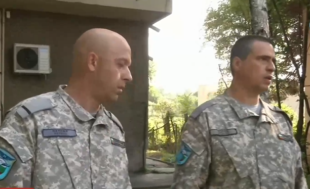 Военнослужещи спасиха майка и дете, паднали в шахта