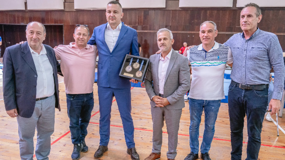 Гимнастици връчиха медал на варненския кмет