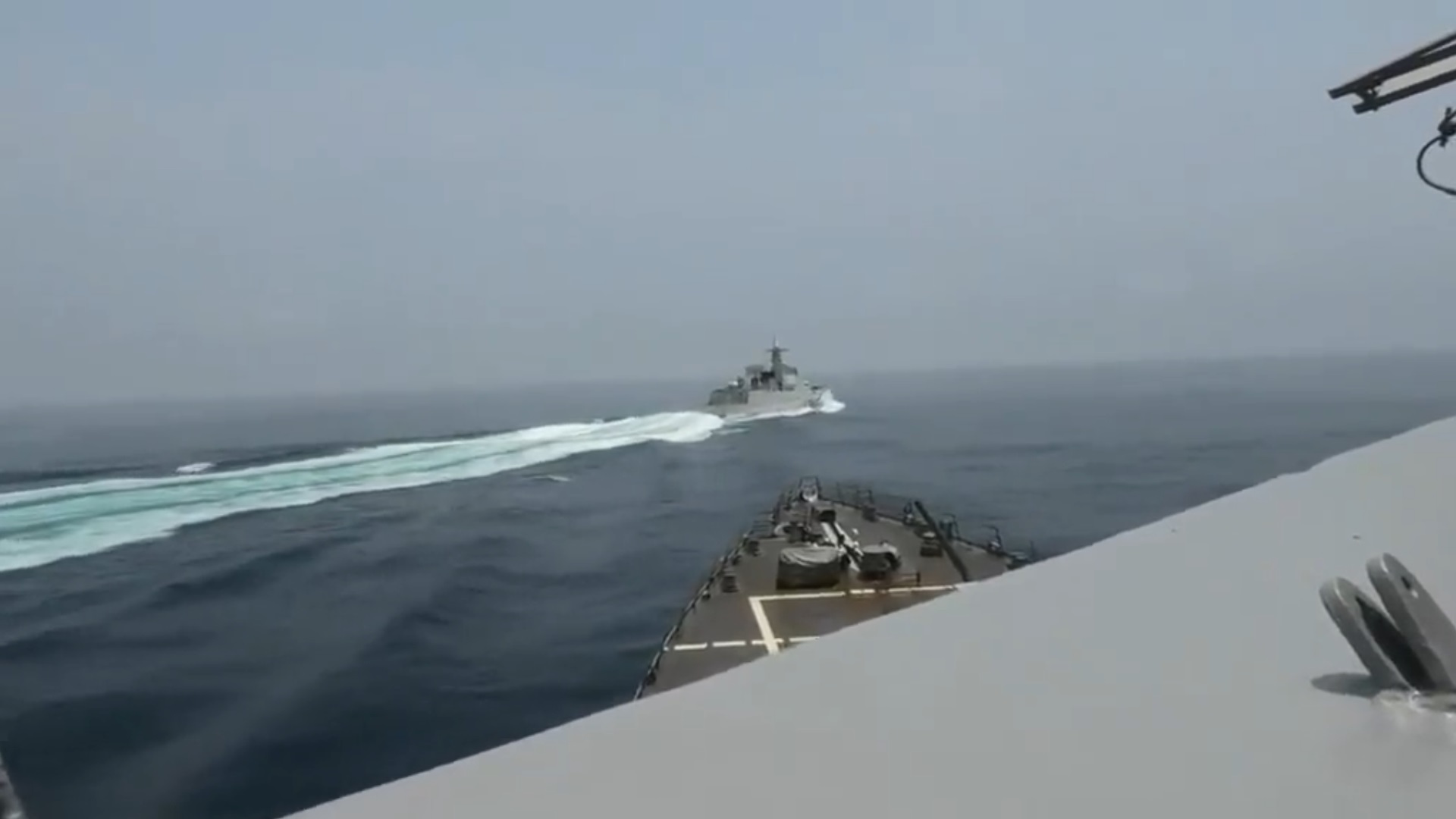 Китайски боен кораб пресече пътя на американски край Тайван (ВИДЕО)