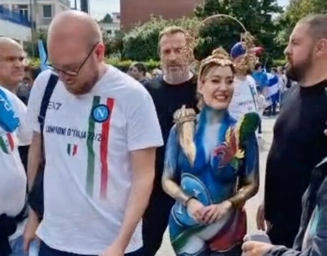Актриса изпълни обещанието си - излезе гола по случай титлата на Наполи