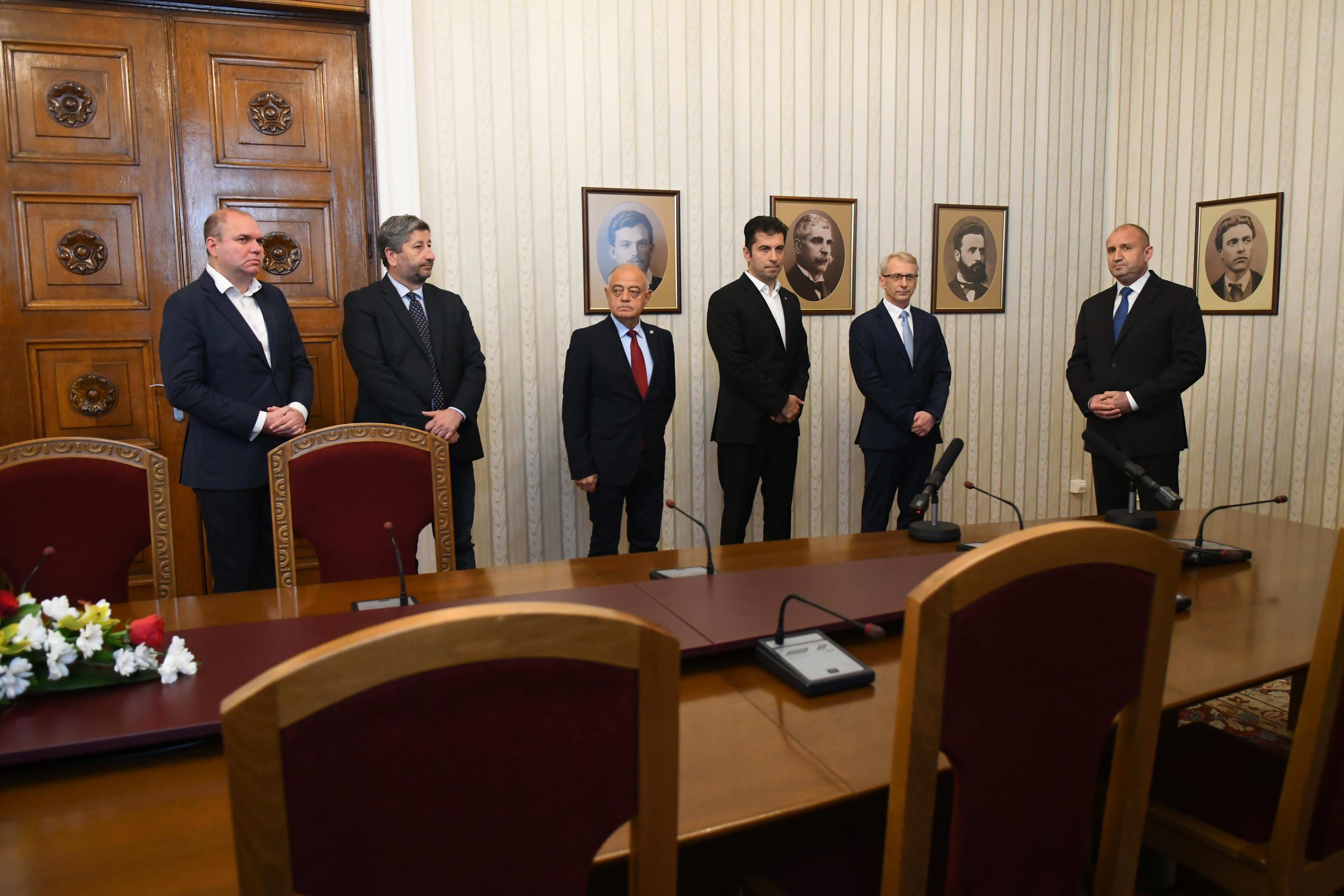 Румен Радев ще присъства на гласуването на кабинета в парламента