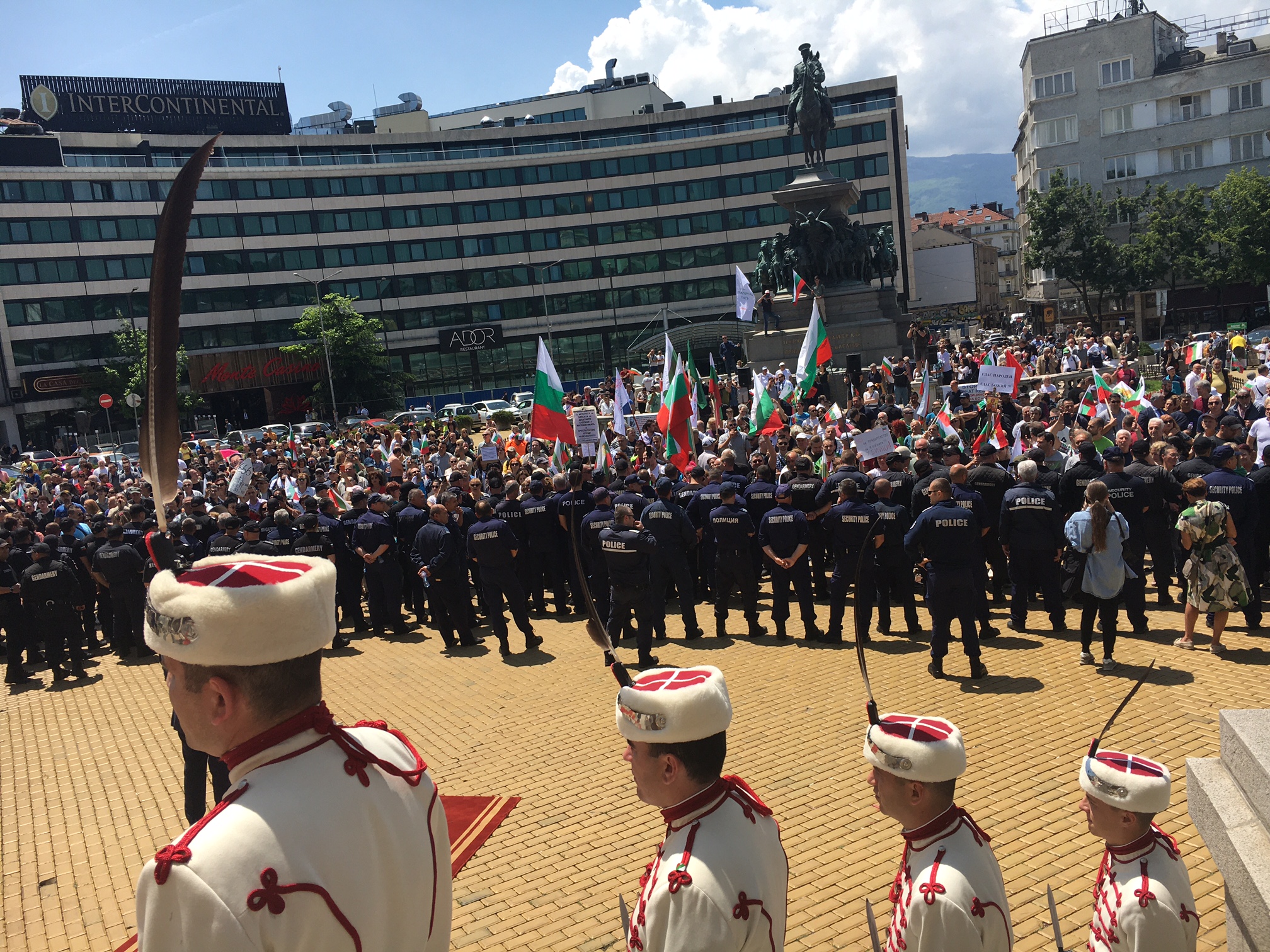 Протест на "Възраждане" започна пред Народното събрание