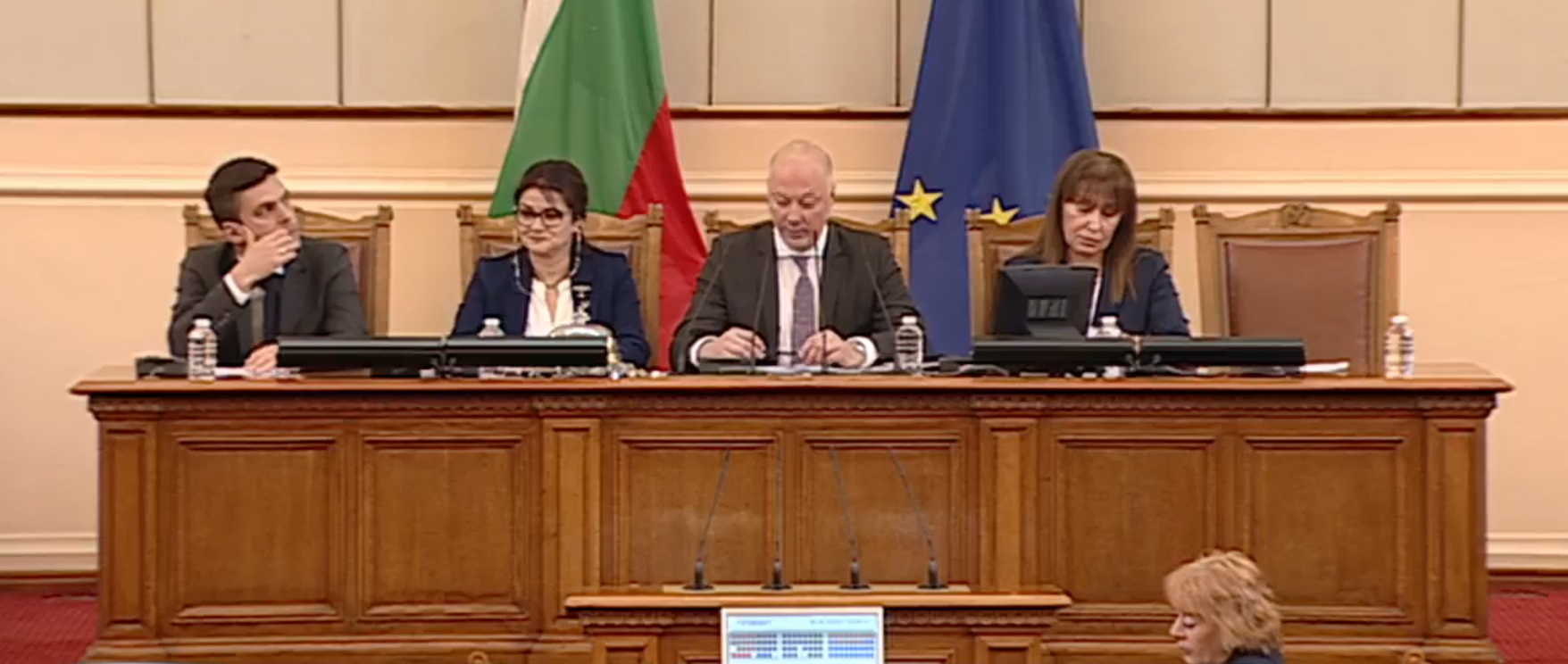 Гледайте на живо: Парламентът гласува кабинета "Денков-Габриел”