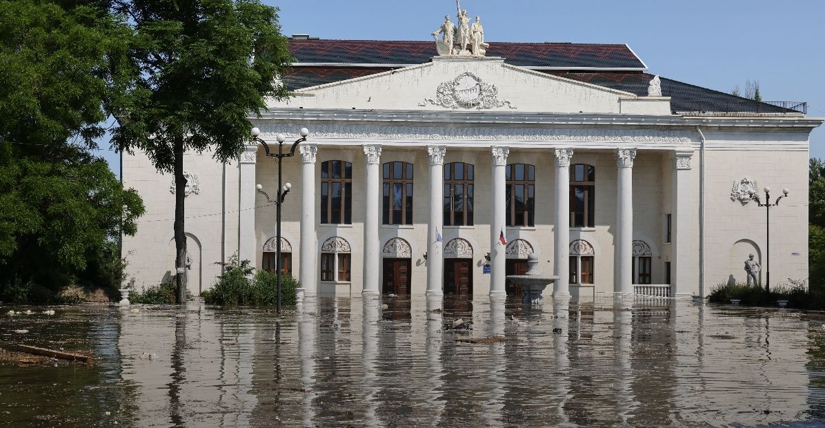 Стотици евакуирани след взрива на „Нова Каховка“