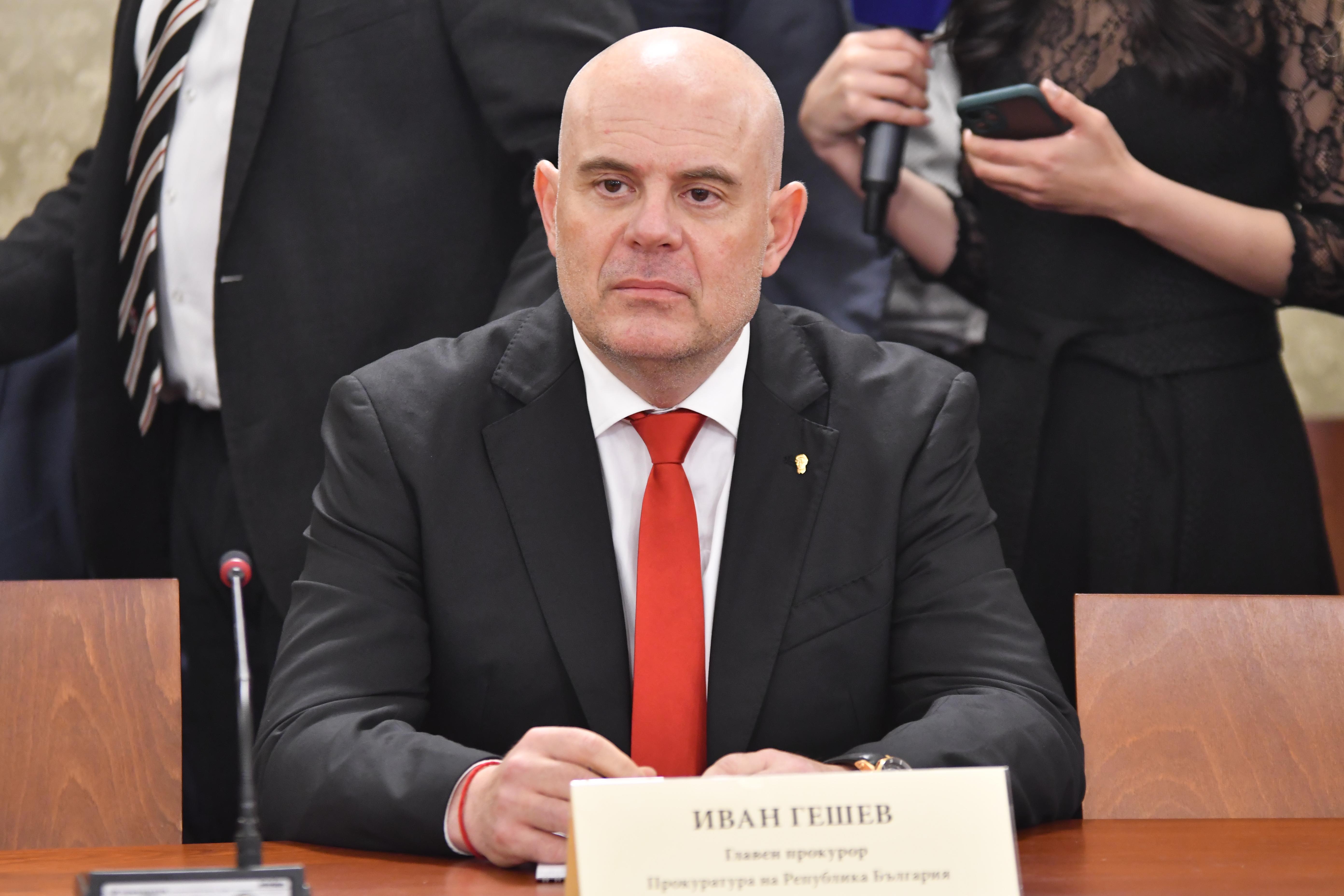 Отстраняват Гешев в услуга на политиците