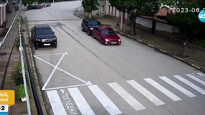 "Тръгна да ме гази": Мъж умишлено блъсна и влачи автомобил на общински съветник в Антоново