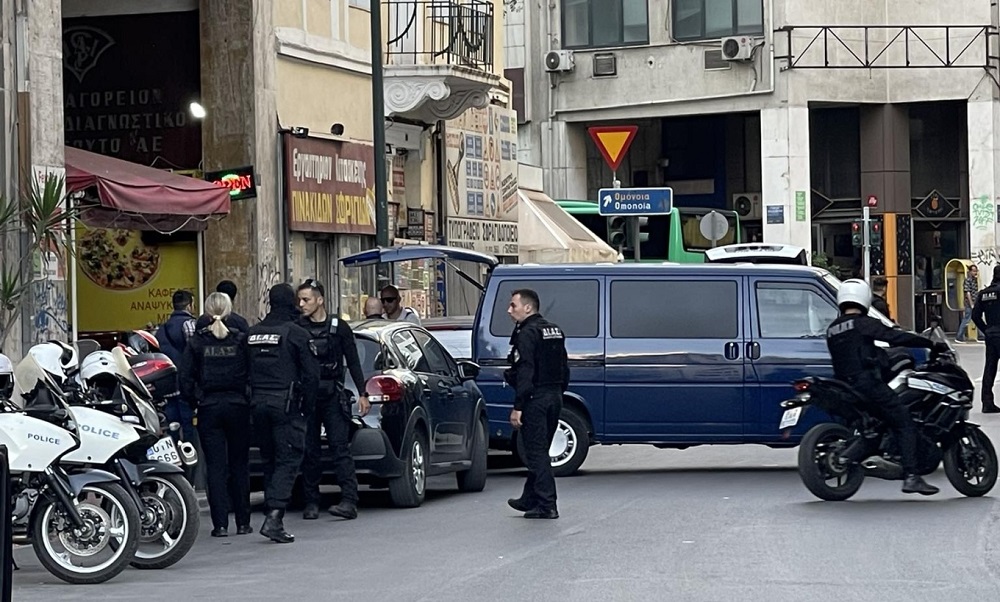Заклаха българин в центъра на Атина (обзор)
