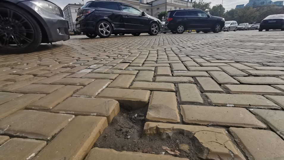 Отново пренареждат жълтите павета