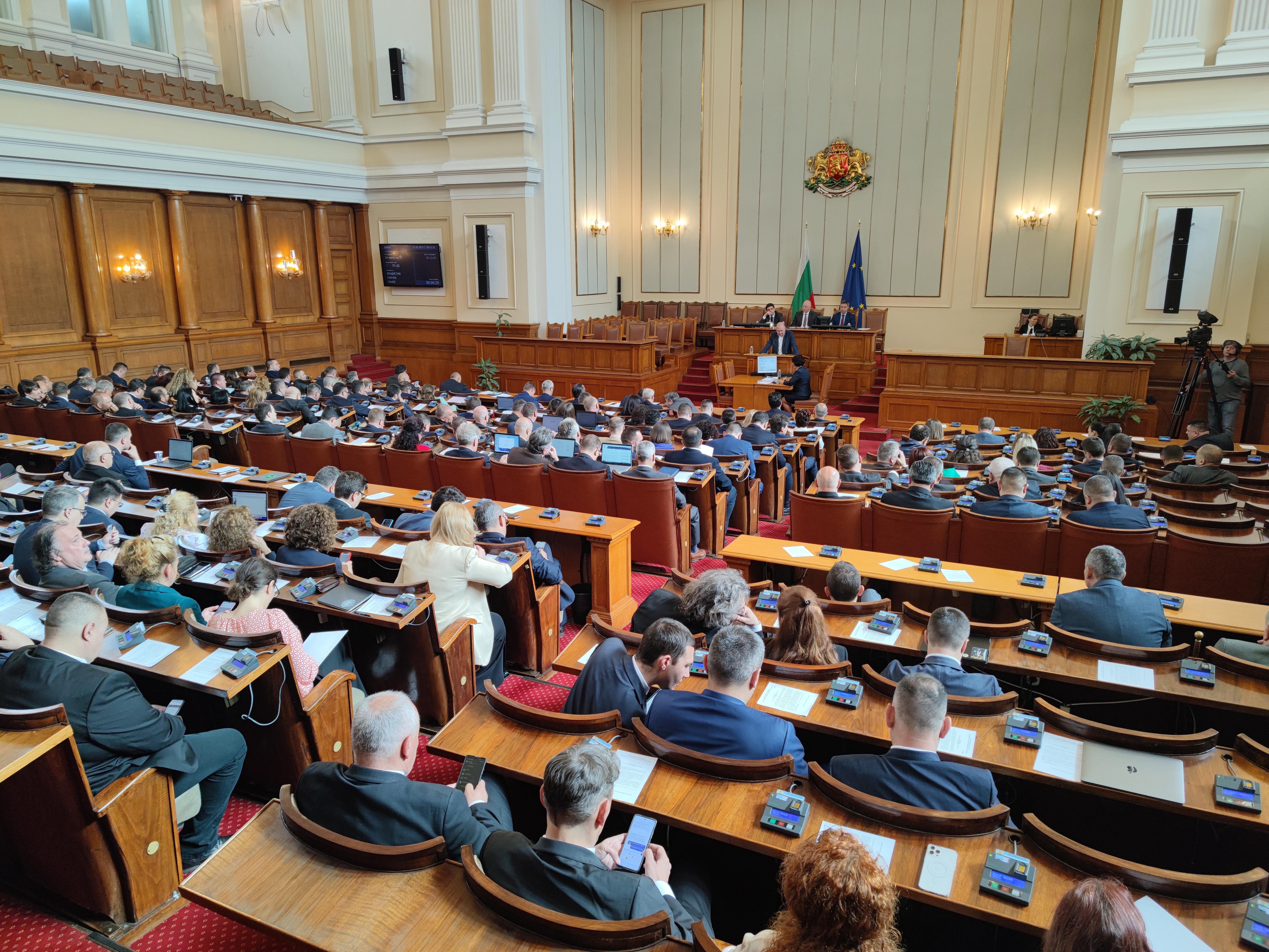 Депутатите гледат на първо четене удължаването на бюджета
