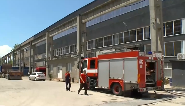 Пожар избухна в хале в бивш комбинат в Пловдив