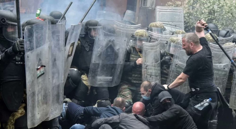 Криминални групи са атакували частите на КейФОР на протестите в Северно Косово