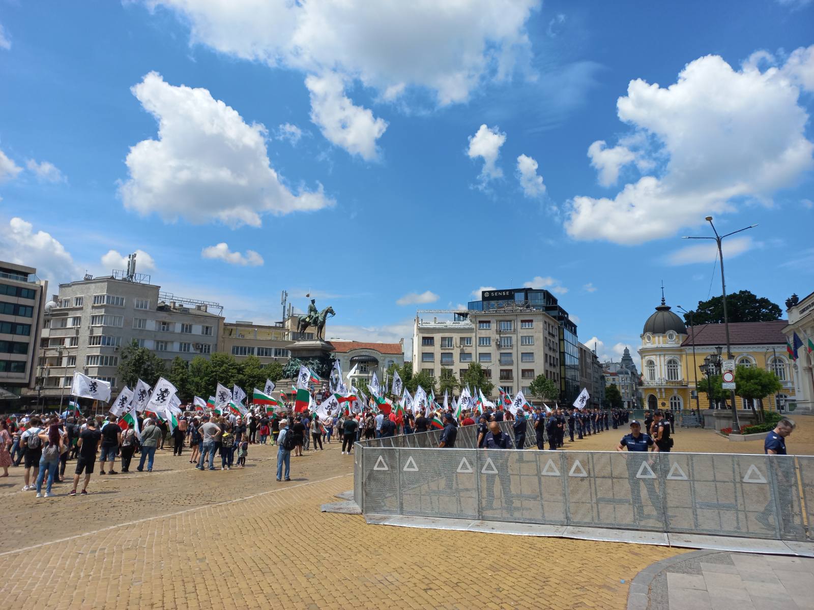 Протест на "Възраждане" започна пред Народното събрание