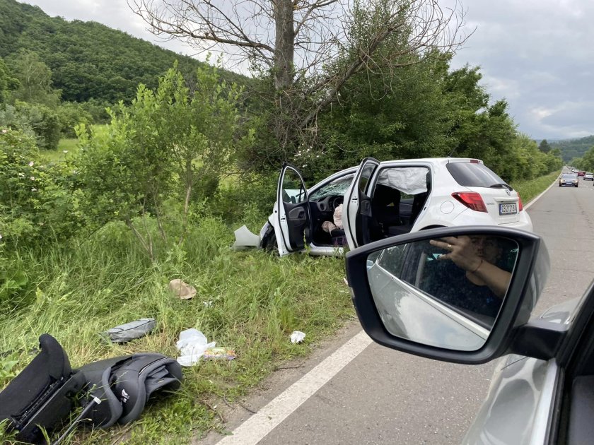 Тежка катастрофа край Долно Камарци, има пострадало дете