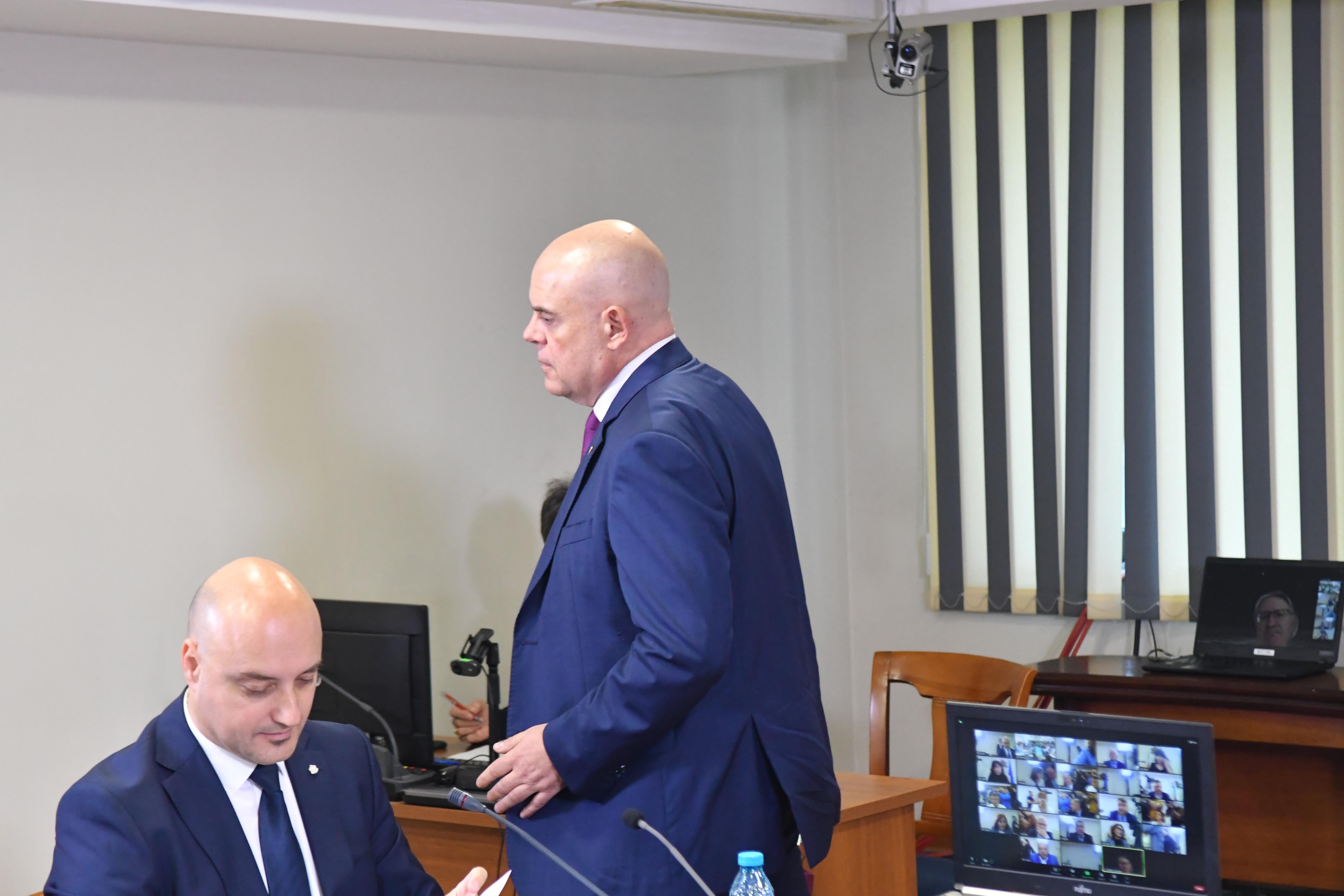 Гешев напусна заседанието на ВСС за отстраняването му, заминава към Европарламента в Страсбург