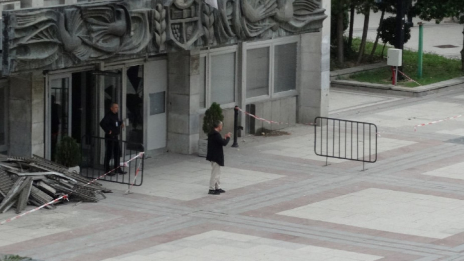 Мъж потроши стъклата на видинската община