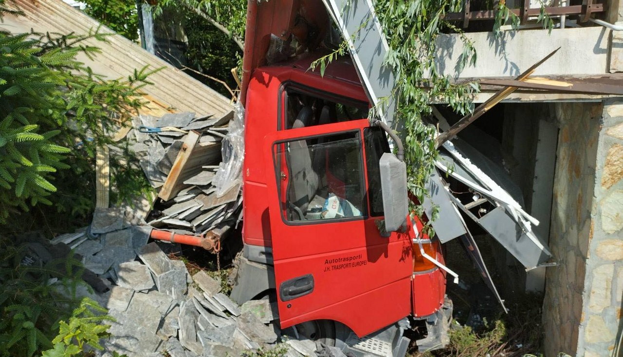 Камион потегли сам и прегази двама души (СНИМКИ)