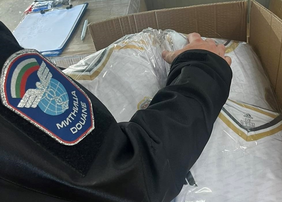 Стотици хиляди „маркови“ стоки задържаха митничари на Капитан Андреево