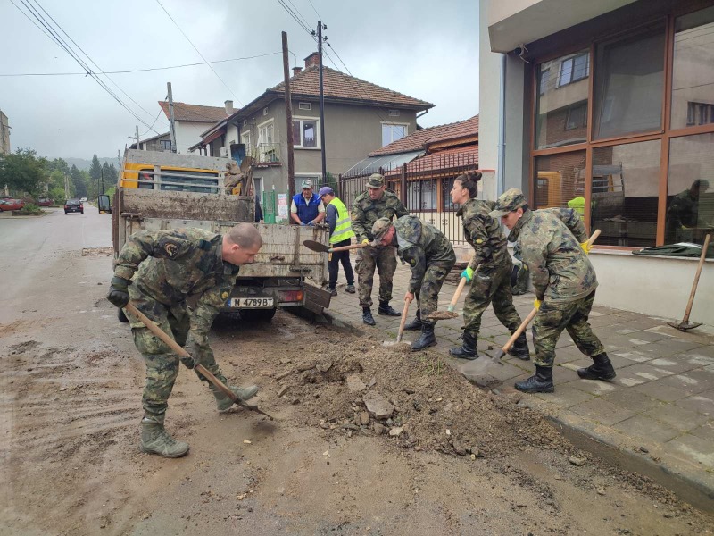 Над 100 военни помагат след бедствието в Берковица